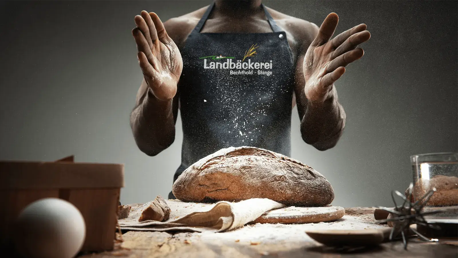 Bäckerschürze mit dem Logo der Landbäckerei